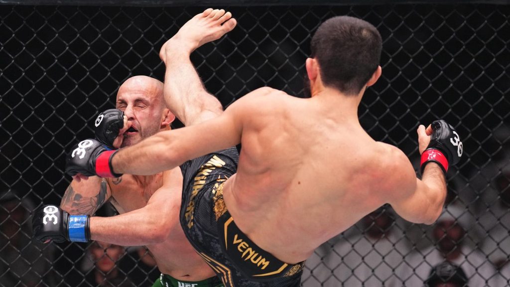 Makhachev Scores Head-Kick KO Over Volkanovski: WATCH