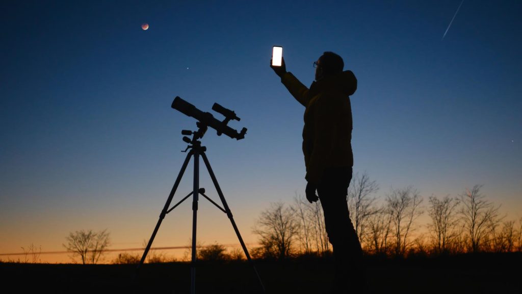 Best Stargazing Apps For Easily Finding The Comets, By An Expert